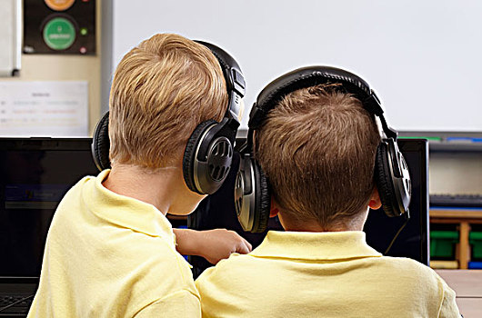 两个,男学生,穿,耳机,看电脑