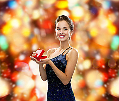 寒假,圣诞节,礼物,奢侈品,高兴,概念,微笑,女人,连衣裙,拿着,红色,礼盒,上方,红灯,背景