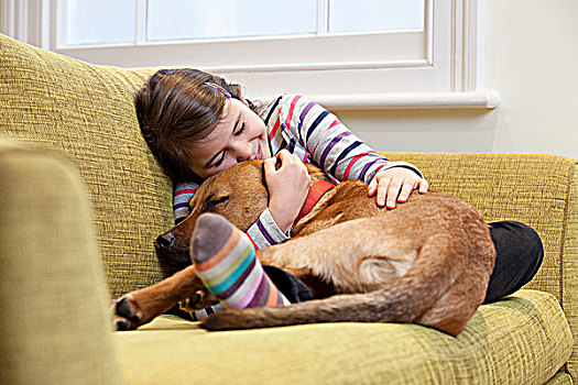 女孩,搂抱,狗,沙发