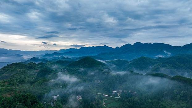 重庆酉阳,仲夏清晨山雨欲来雾气袅绕乡村美