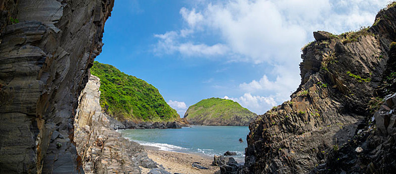 大自然的岩石与碧海蓝天的美丽海湾