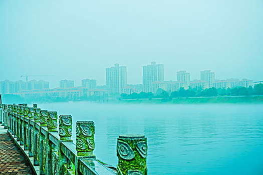 岸边,桥,双拱桥,栏杆,雕花护栏,建筑群,高楼,河,灯,夜景,倒影,蓝天,白云