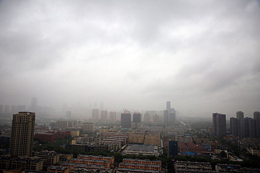 山东省日照市,港城遭倾盆暴雨侵袭,气象部门提醒市民减少外出