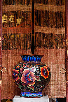 云南丽江古城民居中堂的瓷瓶