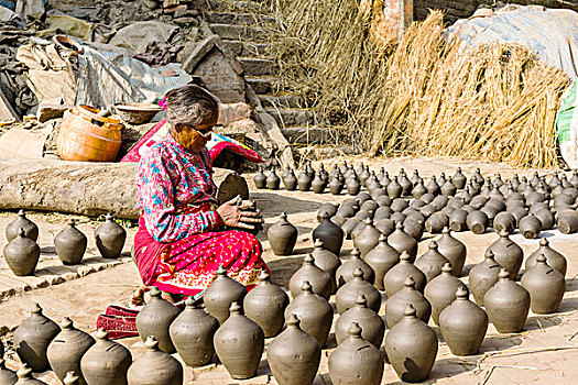 女人,工作,陶器,街道,巴克塔普尔,加德满都,尼泊尔,亚洲