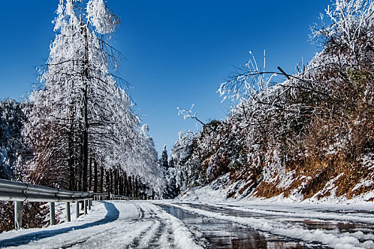 湖南省张家界市武陵源天子山平坦大道冰雪自然景观