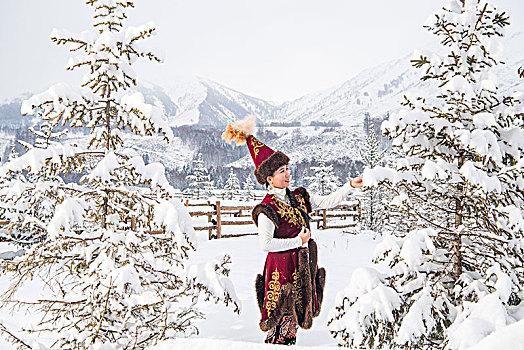 冬天,雪地,木屋,寒冷,女人,树林,山,栅栏