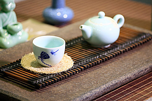 青瓷茶壶茶杯