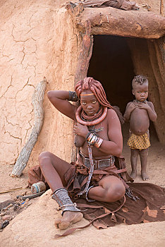 辛巴族妇女,孩子,正面,泥,小屋,秋葵,赭色,涂绘,考科韦尔德,纳米比亚,非洲