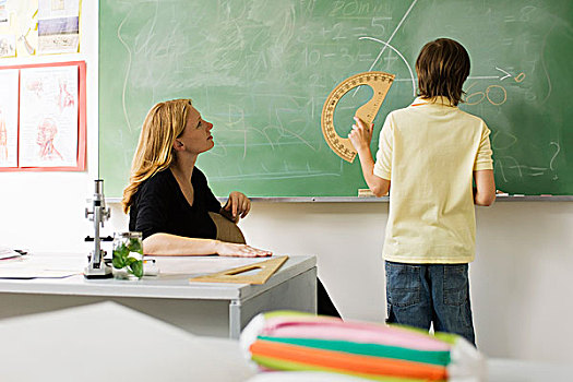 男孩,站立,正面,教室,黑板,量角器
