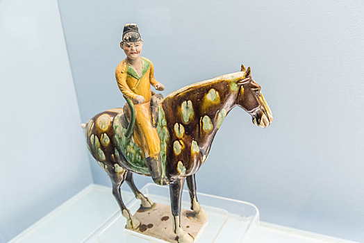 上海博物馆的唐代彩色釉陶骑马男俑