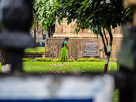 女人,打扫,叶子,小,公园,靠近,入口,印度,孟买
