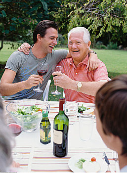 父亲,成年,儿子,喝,葡萄酒,户外,家庭,餐饭