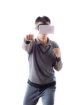 3d技术,虚拟现实,娱乐,网络空间和人的概念,快乐的年轻人与虚拟现实耳机或3d眼镜玩游戏和追赶的东西