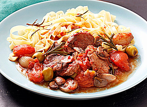 猪肉炖菜,西红柿,意大利干面条