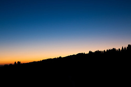 日出前夕的新疆乌鲁木齐博格达峰