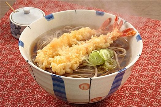 面条汤,天麸罗,对虾,日本