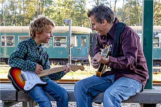 男孩,爸爸,弹吉他