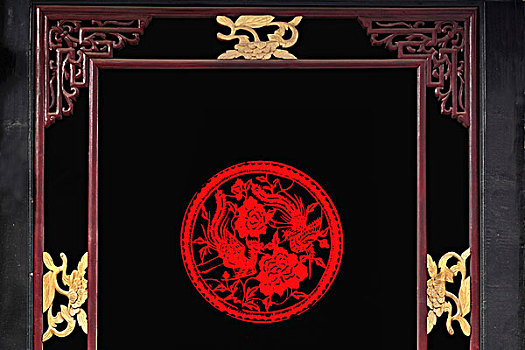 山西平遙古城的窗花剪紙“寶”字