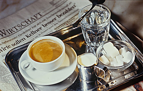 牛奶咖啡,水,报纸