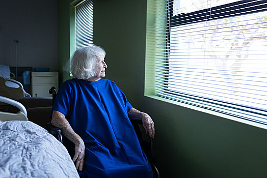 老年妇女,病人,看,户外,窗户,病房