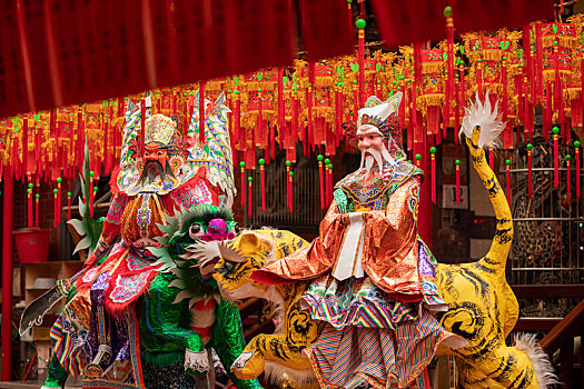 中國鬼節人們用色彩華麗的紙札神祇來祭祀