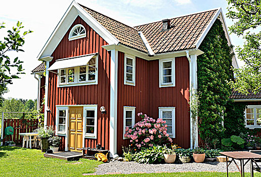 木屋,涂绘,红色,白色,窗户,盆栽,杜鹃花,砾石,平台