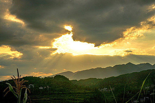 重庆酉阳,夕阳无限美,点灯祈福长