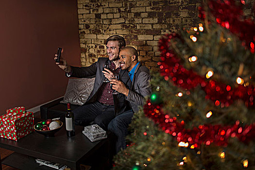 男性,情侣,庆贺,圣诞节,一起,坐,沙发,自拍,智能手机