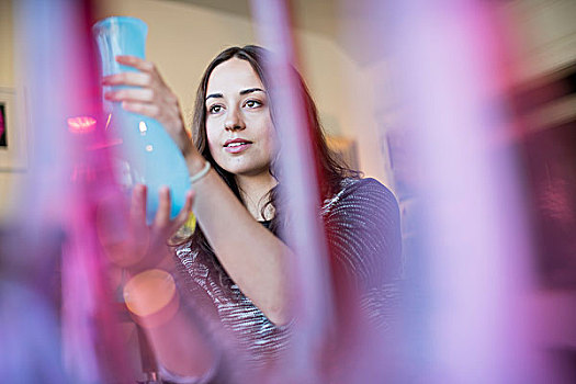 女人,拿着,蓝色,玻璃花瓶,红色,粉色,花瓶
