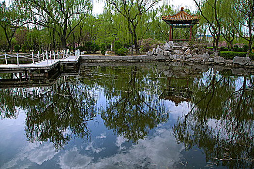 中國古典園林湖泊中的石板橋和涼亭