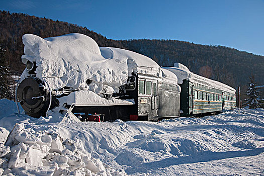 大雪掩埋火车