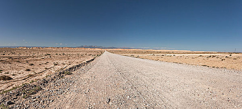 中国西部荒野道路