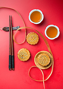 俯拍月饼红茶筷子