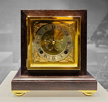 辽宁省大连博物馆馆藏文物,英国20世纪金属雕塑台钟