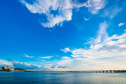 海面大桥映射在蓝天下