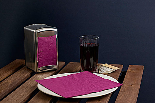 餐巾,瓷盘,果汁,玻璃杯,木桌子