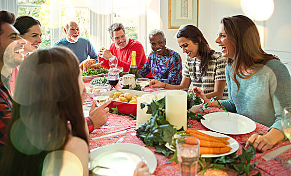 笑,多种族,家庭,享受,圣诞晚餐,桌子