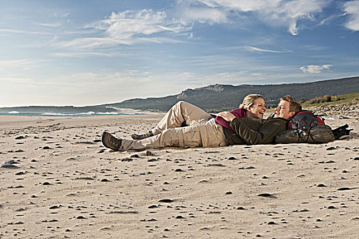 年轻,背包族,躺着,海滩