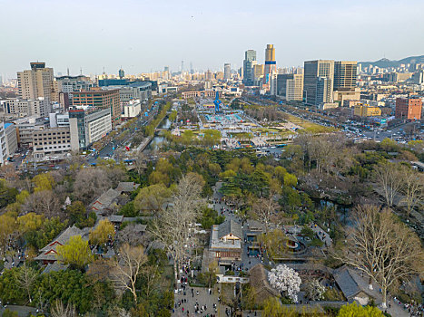 济南趵突泉公园和泉城广场