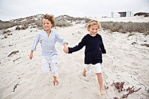 男孩,姐妹,握手,跑,沙滩