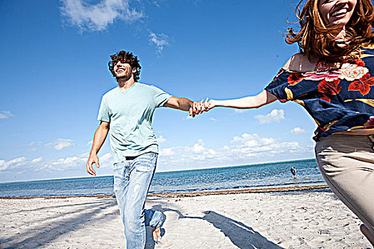 年轻,情侣,握手,海滩