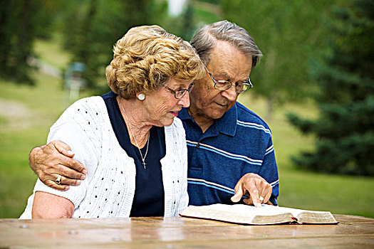 老年,夫妻,读,圣经
