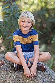 微笑,小男孩,坐,石头,树林,头像