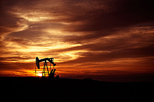 石油井架,油田,日落,萨斯喀彻温,加拿大