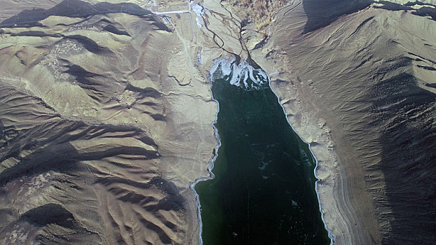 新疆哈密石城子水库,隐藏在天山里的一抹松石蓝