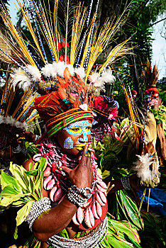 土著,居民,高地,部落,服饰,头饰,涂绘,烟,唱歌,节日,戈罗卡,巴布亚新几内亚,大洋洲