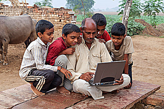 印度,北方邦,四个,乡村,孩子,男人,看,笔记本电脑