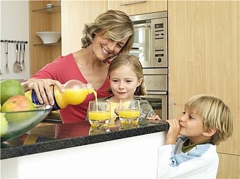 母亲,孩子,5-8岁,站立,旁侧,早餐吧,厨房,女人,倒出,橙汁