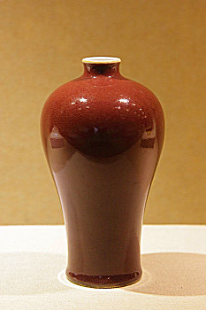 红釉瓷瓶